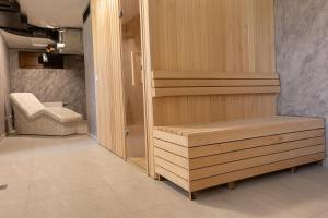 eine Sauna mit einer Bank in einem Zimmer in der Unterkunft Flora Lux and Spa Zlatibor in Zlatibor