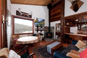 sala de estar con sofá, mesa y ventana en CR 213 - 3 Bedroom, en Durango