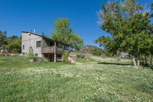 uma casa numa colina com um campo de relva em CR 213 - 3 Bedroom em Durango