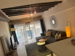 布雷斯地區布爾格的住宿－le Jasmin appart spacieux hyper centre /netflix，客厅配有沙发和桌子