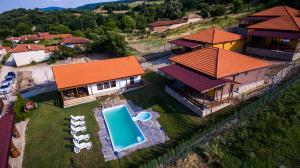 an aerial view of a house with a swimming pool at Етно комплекс "Поп Грую Бански" in Banya