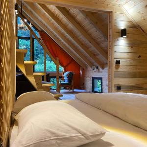a bedroom with two beds in a wooden cabin at Nanus Ayder Bungalow and Breakfast in Çamlıhemşin