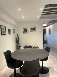 布雷斯地區布爾格的住宿－le Jasmin appart spacieux hyper centre /netflix，一间会议室,配有桌椅