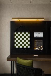 una mesa con una tabla a cuadros en una pared en Renaissance Chicago North Shore Hotel, en Northbrook