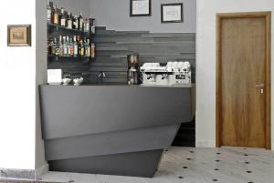 - un bar dans une pièce dotée d'une porte en bois dans l'établissement Hotel Iris, à Gênes