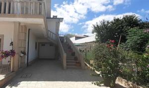 eine Treppe, die zu einem Gebäude mit einer Treppe führt in der Unterkunft Villa Garden & Pool - Alojamentos in Celorico de Basto