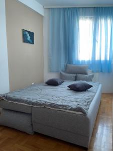 Un pat sau paturi într-o cameră la Sedmi Juli