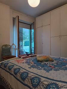 um quarto com uma cama grande e uma janela grande em Green em Fano