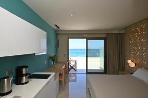 una cucina e un soggiorno con vista sull'oceano di Blue Sky Hotel Apartments a Rethymno