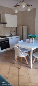 a kitchen with a white table and chairs at Il Tulipano in Sorrento