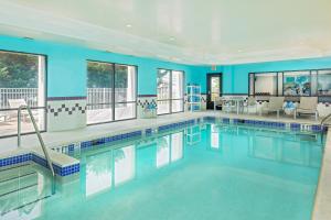 een zwembad met blauwe muren en ramen bij SpringHill Suites by Marriott Hershey Near The Park in Hershey