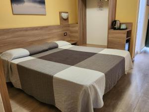 1 dormitorio con 1 cama grande en una habitación en Hotel Route 9, en Cadeo