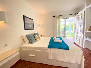 een slaapkamer met een bed met handdoeken erop bij Albufeira Quinta da Balaia Garden by Homing in Albufeira