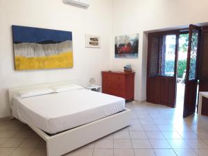 um quarto com uma cama e uma cómoda em Le Bagnanti Di Miro' em Terracina