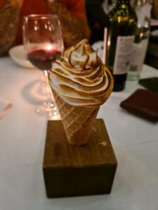 een ijsje op een tafel met een glas wijn bij Beautiful 1-Bedroom Apartment with Pool - Great Ferry offers in Shanklin