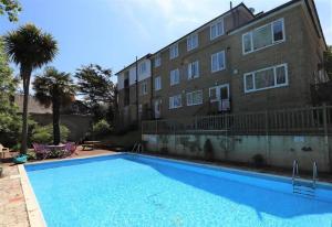 een zwembad voor een gebouw bij Beautiful 1-Bedroom Apartment with Pool - Great Ferry offers in Shanklin