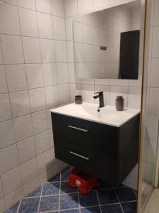 bagno con lavandino e specchio di FeelHome 3 bedroom Near University a Tromsø