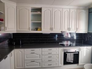 Kuchyň nebo kuchyňský kout v ubytování FeelHome 3 bedroom Near University