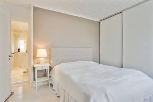 Un dormitorio blanco con una cama grande y una mesa en Apartment Wilma en Aalborg