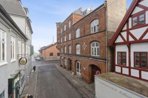 une rue vide dans une ville avec des bâtiments dans l'établissement Apartment Wilma, à Aalborg