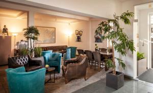 een wachtkamer met stoelen en een tafel bij Hotel Amerika in Bad Schussenried