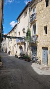 una bicicleta estacionada frente a un edificio en Le petit olivier en coeur de ville + Parking incl. en Montpellier