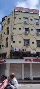 Hotel Gitanjali في أحمد آباد: وجود رجلين امام مبنى