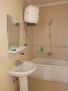 a bathroom with a sink and a toilet and a bath tub at جراند هاوس مدينتى in Madinaty