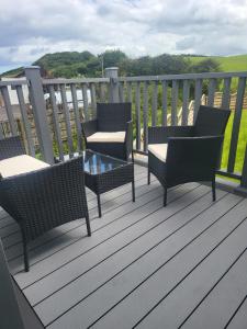 een groep stoelen en tafels op een terras bij Royal Court Hotel in Portrush