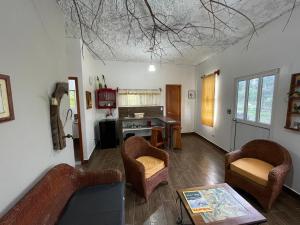 圣克里斯托瓦尔Darwin's temple的有两把椅子和一张桌子的客厅