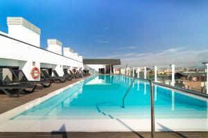 Bazén v ubytování Hotel Giralda Center nebo v jeho okolí