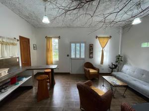 - un salon avec un canapé et une table dans l'établissement Darwin's temple, à San Cristóbal