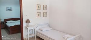 a small room with a bed and a mirror at Nisos family apartments in Yénion