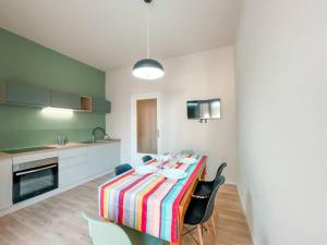 Un comedor con una mesa y sillas en una cocina. en Myosotis luxury apartment, en Siracusa