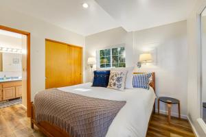 1 dormitorio con 1 cama grande con almohadas azules en Marrowstone Island Beach Cabin en Nordland
