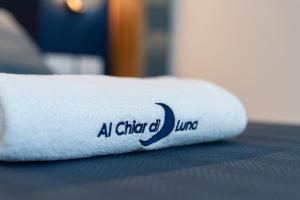 uma toalha branca com um almoço de Chicago escrito nela em Al Chiar di Luna em Monte di Procida