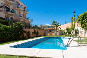 Bazén v ubytování Apartamento Marina de Torrox nebo v jeho okolí