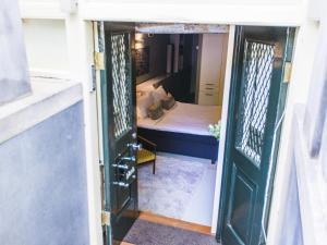 a room with a bed and a door at Herengracht B&nB in Amsterdam