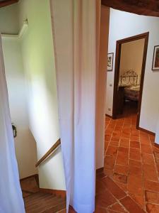 einen Flur mit einer weißen Wand und Fliesenboden in der Unterkunft Villa Gattoni Cattaneo - Appartamento Le Magnolie in Lardara