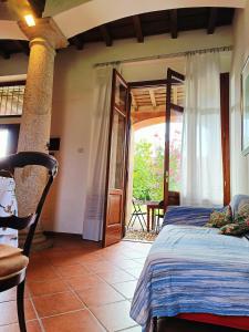 ein Schlafzimmer mit einem Bett und einer offenen Tür in der Unterkunft Villa Gattoni Cattaneo - Appartamento Le Magnolie in Lardara