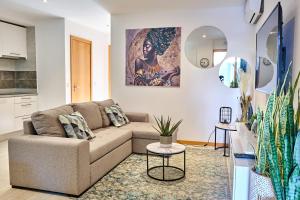 sala de estar con sofá y mesa en Lc Apartments - Sunshine, en Santa Maria