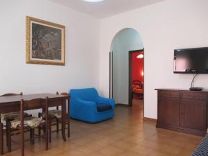 sala de estar con silla azul y mesa en Palinuro casa vacanze "Donna Antonia", en Palinuro