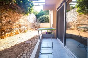 einen Tisch auf einer Veranda neben einem Gebäude in der Unterkunft XiangBaLa in Athen