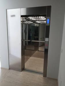 eine offene Glastür in einem Gebäude mit Flur in der Unterkunft La Finestra sul Porto Apartment in Ancona