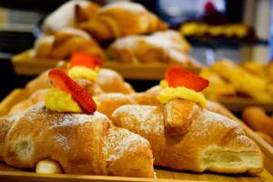 um prato de pastelaria com pimentos por cima em Hotel Romantico em Gabicce Mare