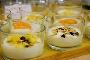 un grupo de tazas de vidrio llenas de yogur y fruta en Hotel Romantico, en Gabicce Mare