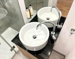 een badkamer met een witte wastafel en een spiegel bij K22 Large Apart Slawinska 509 in Warschau