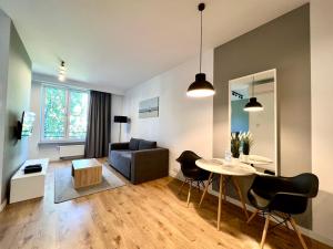 een woonkamer met een tafel en een bank bij K22 Large Apart Slawinska 509 in Warschau