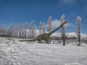 een beeld van een dinosaurus in de sneeuw bij Descanso cordillerano llano blanco in Malargüe