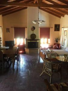 - un salon avec un lit, une table et des chaises dans l'établissement Traditional village house on Argolis for 6 persons, à Kariá